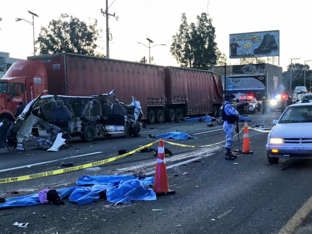 Por: Cortesía Se reportan 7 muertos y 11 lesionados tras choque entre camioneta de personal y tráiler en Guanajuato