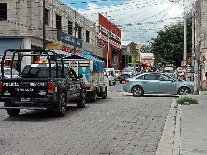 Hombre es asesinado dentro de su auto en Tehuacán, delincuentes lo acribillaron desde motocicleta