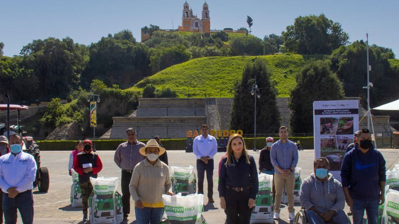 Por: Cortesía Ayuntamiento de San Pedro Cholula entregó paquetes de fertilizantes a 200 productores locales