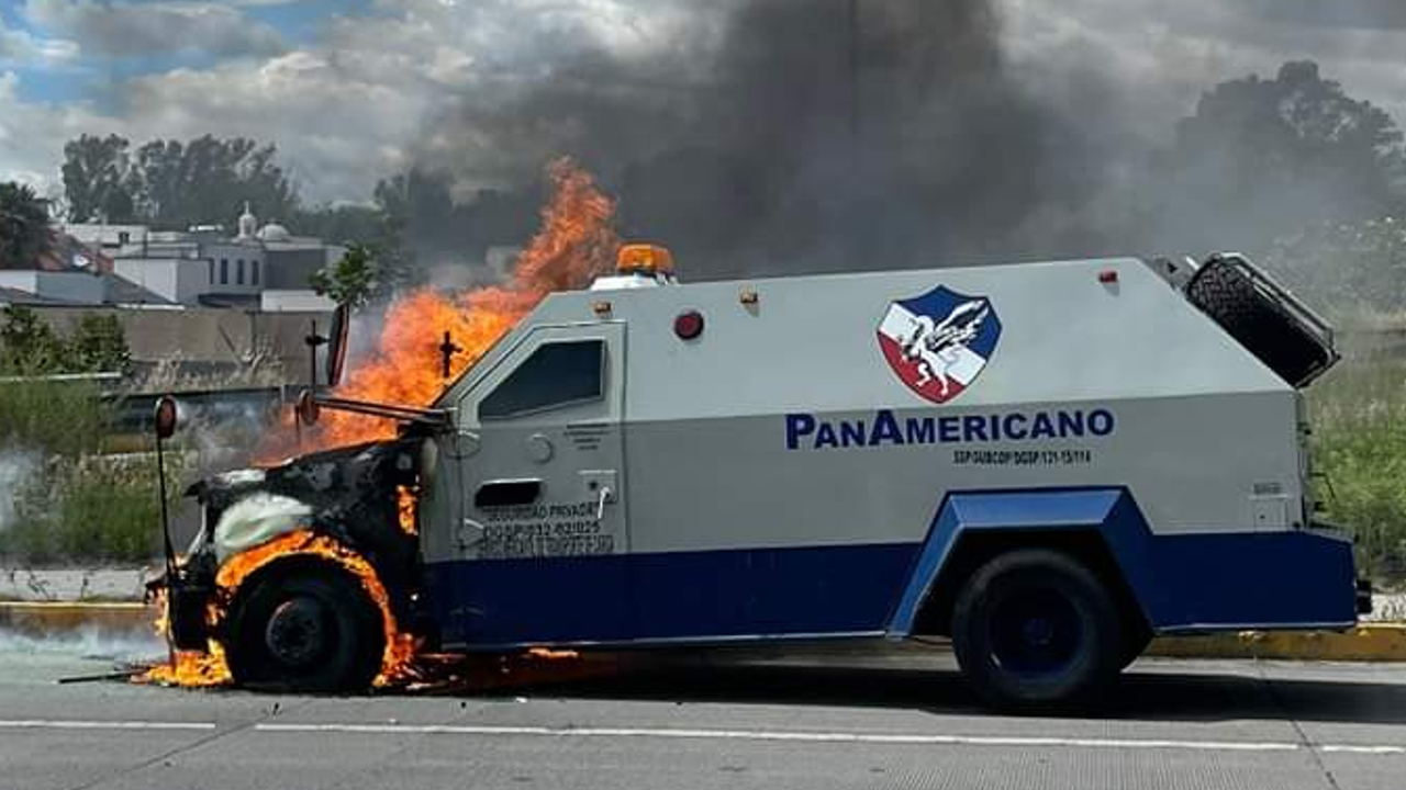 Por: Cortesía Se incendió una Camioneta de Valores sobre la Vía Atlixcayotl