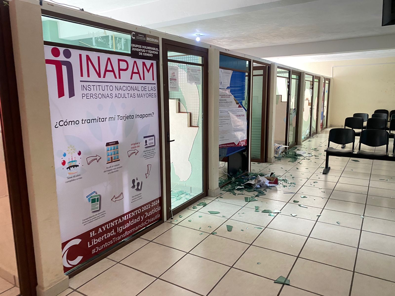 Por: MxExilio Habitantes de Chiautla toman presidencia municipal y causan destrozos como protesta por muerte de un joven