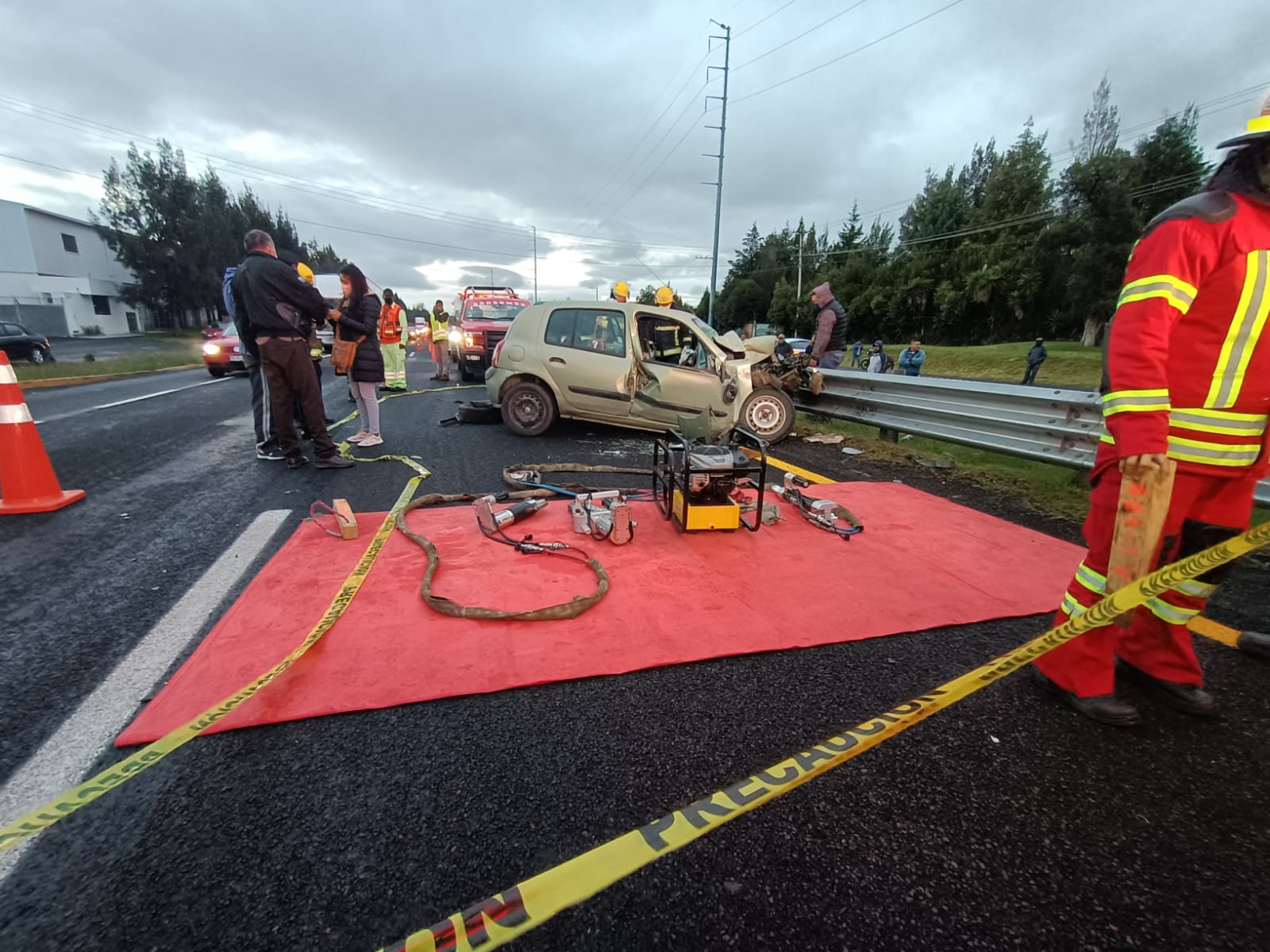 Conductor fallece tras chocar su vehículo vs. unidad de carga en Libramiento Apizaco-Huamantla