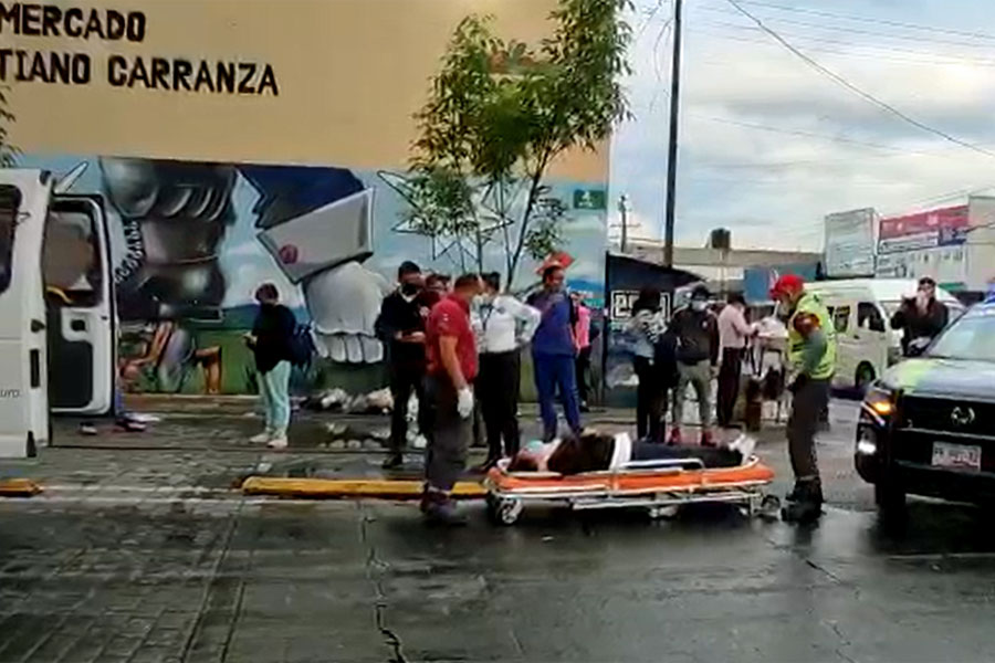 Por: Cortesía Mujer resulta lesionada tras ser atropellada por unidad de la Ruta 35 en Puebla