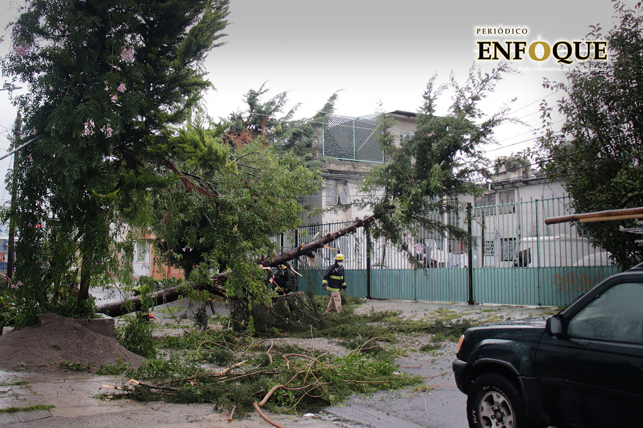 Por: Periódico Enfoque Huracán 'Kay' ocasiona inundaciones y caída de árboles en Puebla capital