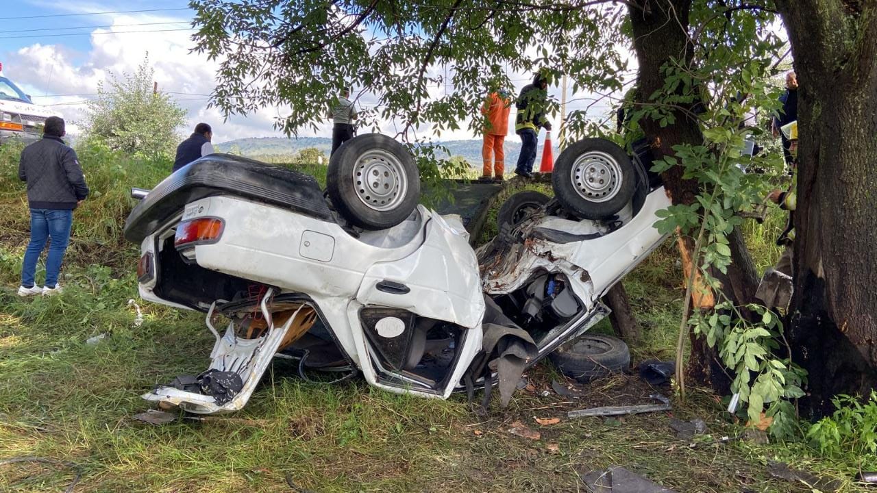 Por: Cortesía Pareja resulta lesionada al volcar sobre la autopista Tlaxcala-San Martín Texmelucan