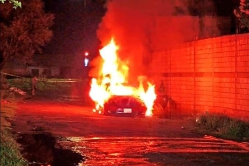 Por: Cortesía Dos cadáveres fueron calcinados en la cajuela de un auto incendiado en la colonia Bosques de Amalucan