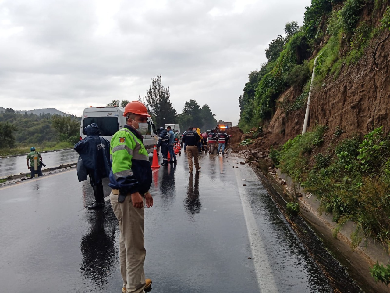 Por: Cortesía Percances viales y deslizamiento de una ladera, saldo por lluvia en la capital