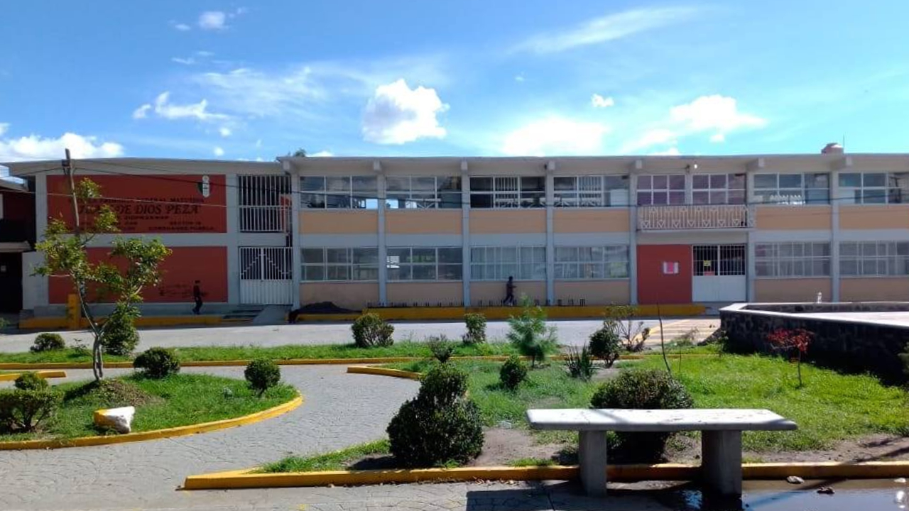 Por: Cortesía En Coronango; Padres de familia acusan a una maestra de cobrarle a los alumnos por verle las piernas