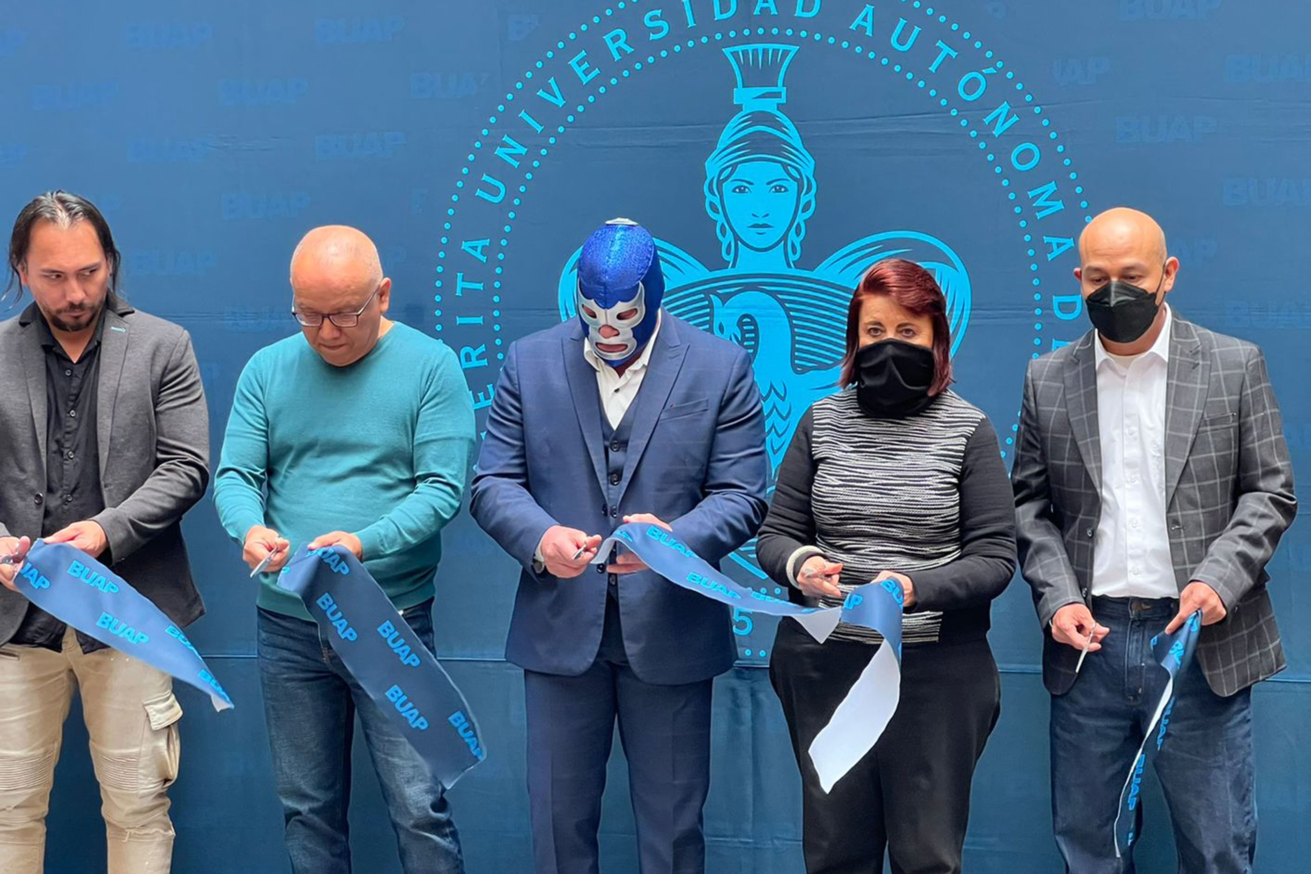 Por: Cortesía Blue Demon Jr. estuvo en Puebla para inaugurar una exposición sobre su padre