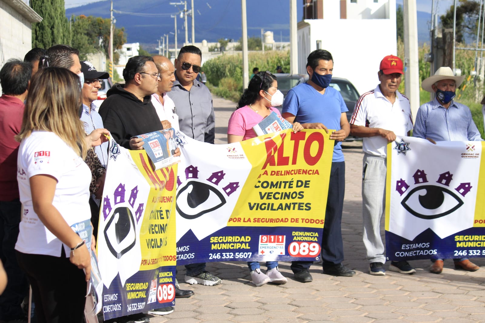Entregan alarmas vecinales en Amaxac