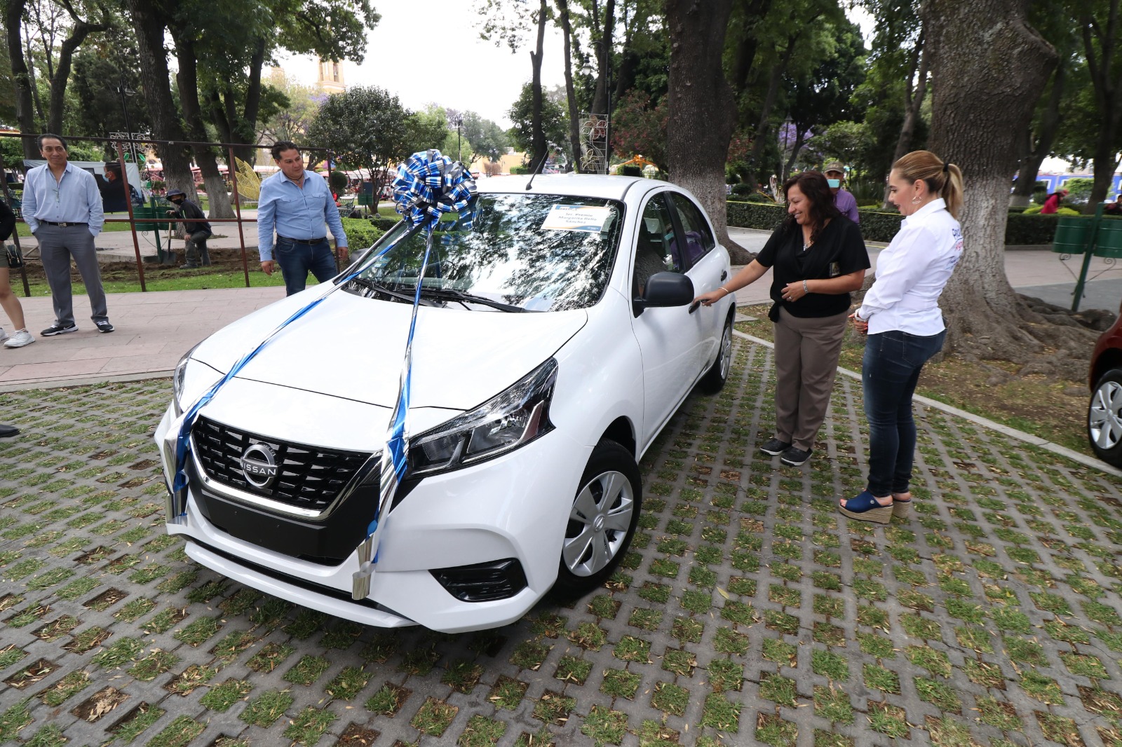 Paola Angon entregó premios del Sorteo Predial 2023