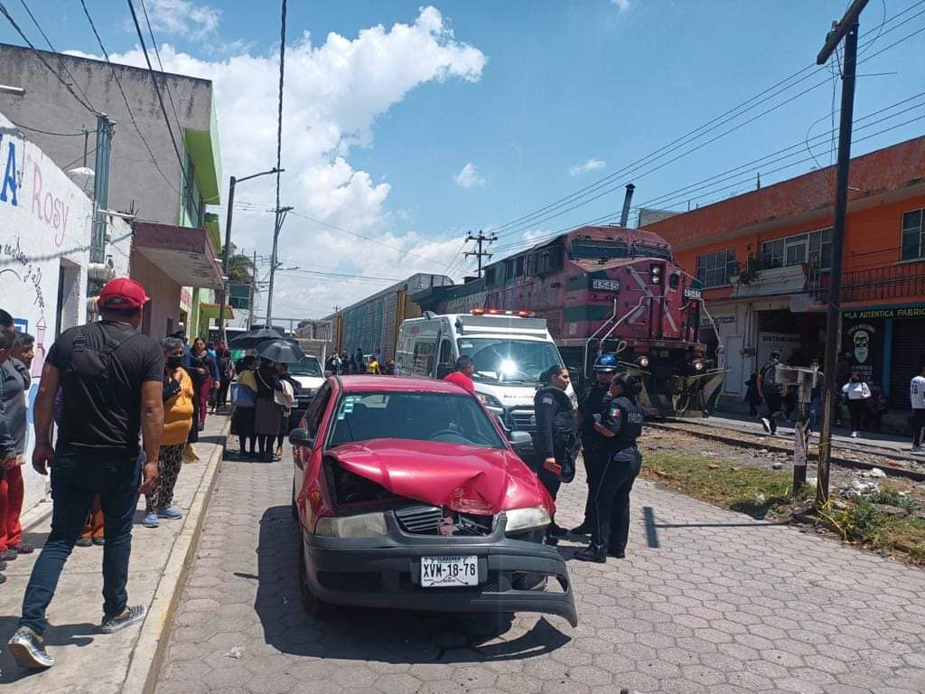 Pareja de adultos mayores intentan ganarle el paso al tren y fallan, en Chiautempan