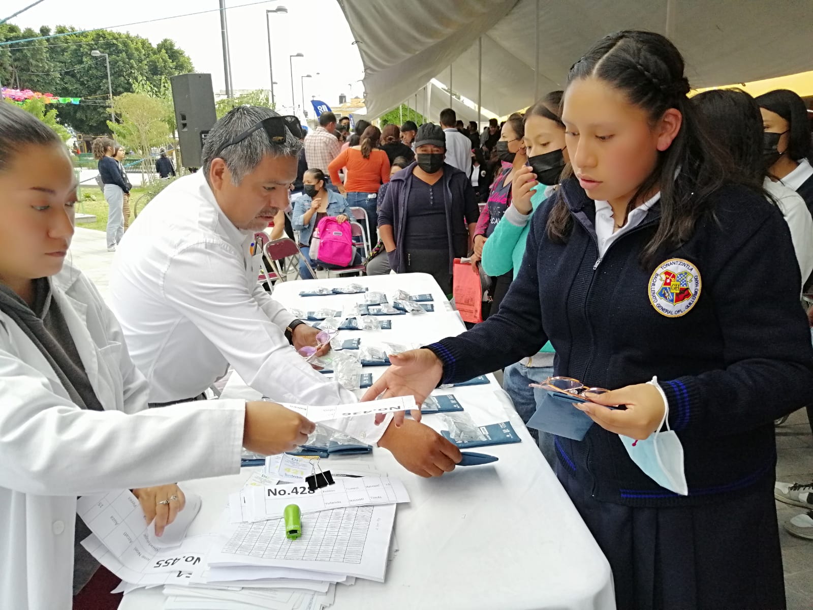 Por: Cortesía Lula Pineda SMDIF de San Andrés Cholula beneficia a 500 aprendientes de bachillerato con 500 anteojos
