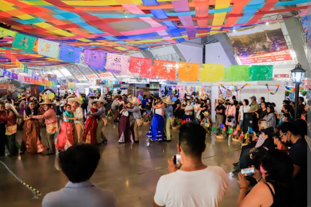 Secretaría de Cultura y Turismo de SACH alista stand como Pueblo Mágico en la Feria de Puebla 