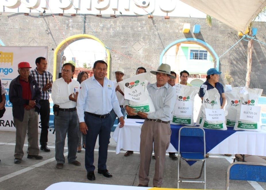 Gobierno de Coronango impulsa el campo con apoyo de semilla a productores de todo el municipio