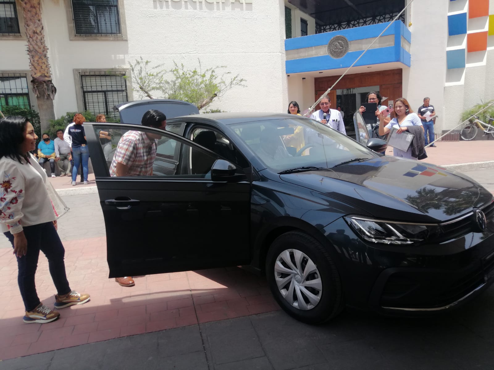 Filomeno Sarmiento entrega premios a los ganadores del sorteo “Predial Cuautlancingo 2023”