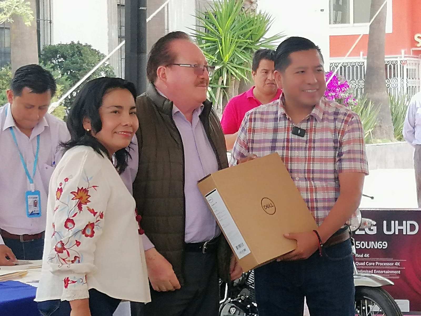 Por: Cortesía Lula Pineda Filomeno Sarmiento entrega premios a los ganadores del sorteo “Predial Cuautlancingo 2023”