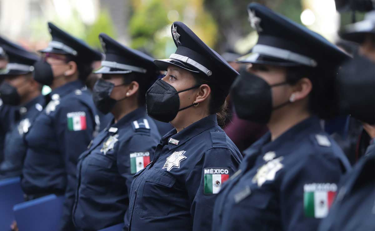Por: Cortesía Ningún policía municipal ha dado positivo a pruebas antidoping: Eduardo Rivera Puebla, Pue.- La Dirección de Tránsito y Secretaría de Seguridad Ciudadana (SSC) de Puebla informó que algunos de sus oficiales han estado involucrados en incidentes viales debido a las largas jornadas de trabajo de 24 horas continuas.  El alcalde Eduardo Rivera Pérez aseguró que ningún elemento ha dado positivo a alcohol o drogas y que se revisará la escala de trabajo para mejorar el desempeño y la salud de los policías. Según el reporte de la SSC, hasta el jueves 27 de abril se han registrado dos unidades con pérdida total y varias más con daños menores por accidentes de tránsito. El alcalde indicó que se repondrán las unidades afectadas y que se realizarán pruebas antidoping periódicas a los oficiales. Rivera Pérez también reconoció el esfuerzo que realizan los policías al trabajar 24 horas seguidas para proteger a la ciudadanía y anunció que se seguirán incorporando más elementos certificados por la autoridad federal para aumentar el número de efectivos y cambiar los horarios de labores. "Es importante cuidar su trabajo, pero también cuidar su integridad, su salud para que estén en condiciones donde puedan funcionar mejor y eso es lo que estamos revisando". Además pidió a la opinión pública reconocer el gran esfuerzo que realizan los policías al trabajar 24 horas continuas para proteger a las y a los ciudadanos en todo el municipio.