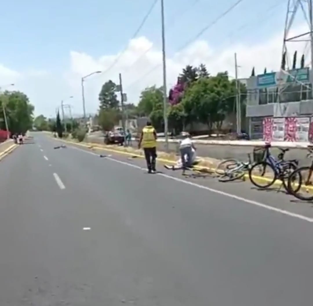 Por: Cortesía Lula Pineda Atropellan a tres ciclistas en la “Vía Recreativa Cholula”, un adolescente fallece