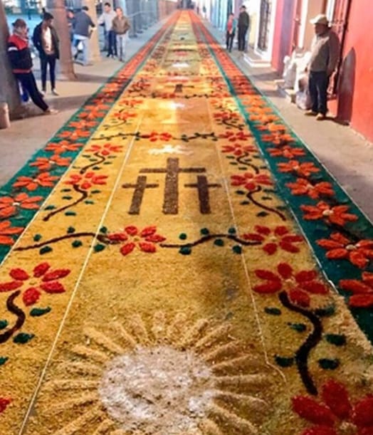 Aguas frescas y muéganos para los hacedores de la alfombra de “Viernes Santo” en San Pedro Cholula