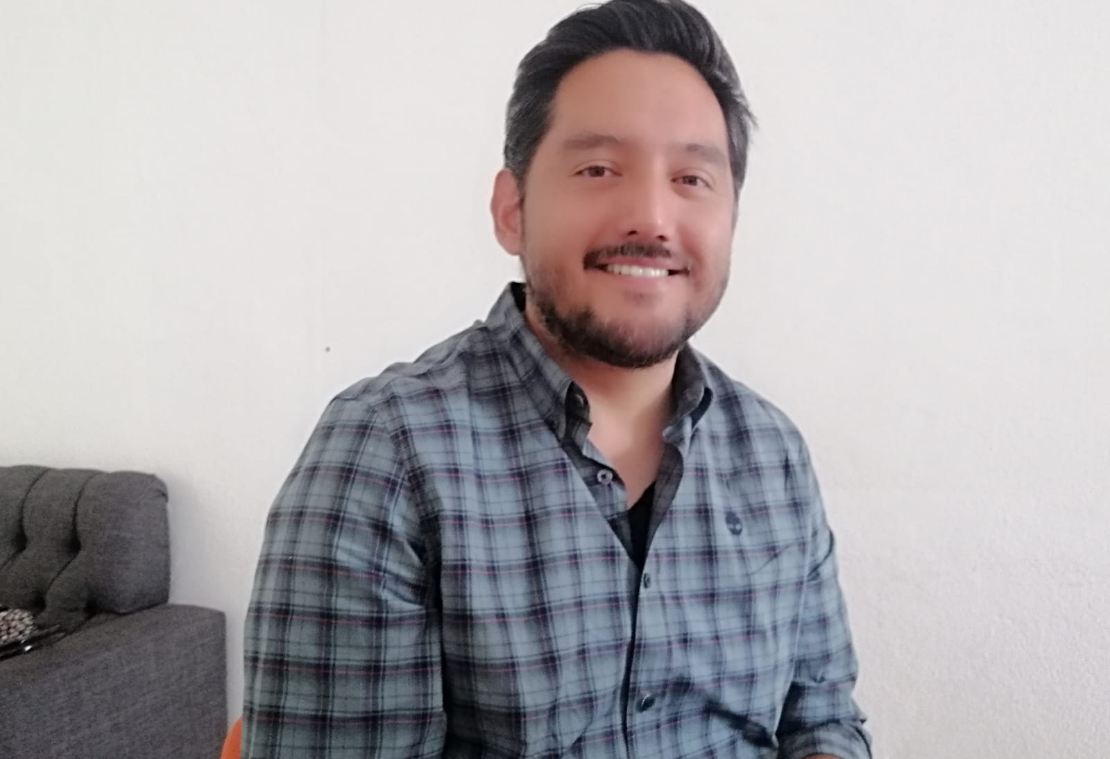 Por: Cortesía Lula Pineda Aguas frescas y muéganos para los hacedores de la alfombra de “Viernes Santo” en San Pedro Cholula