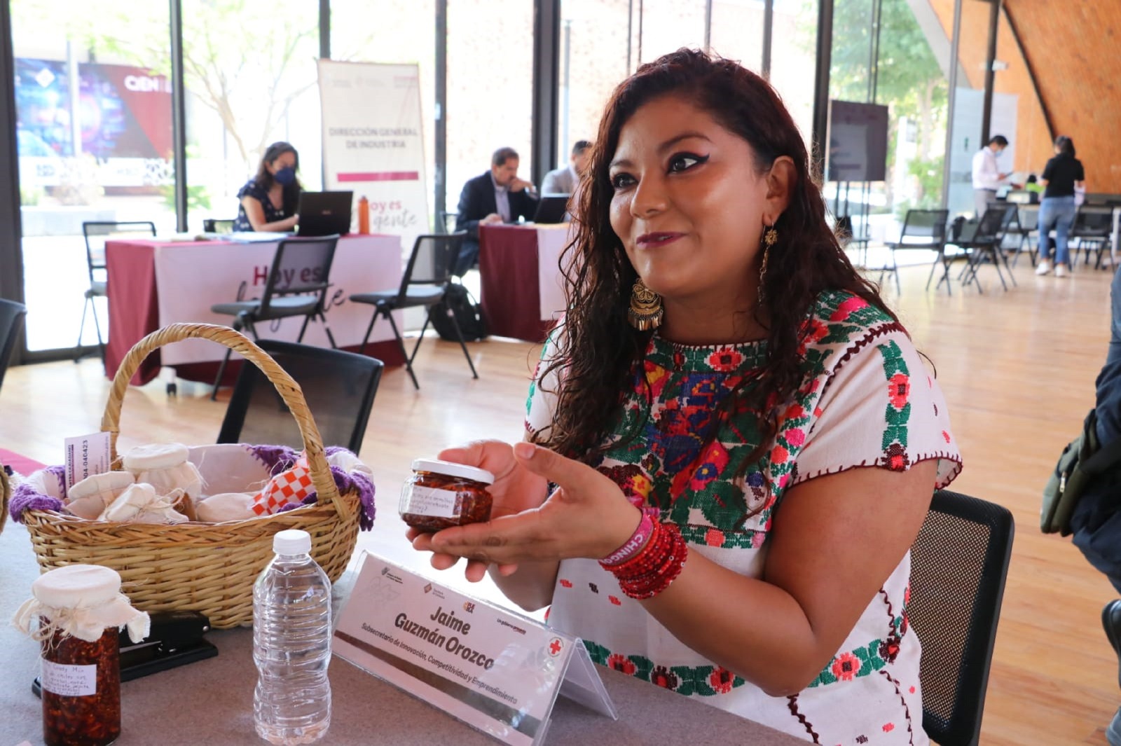 Asesorará Secretaría de Economía a artesanas de Ahuatempan para comercializar su producto