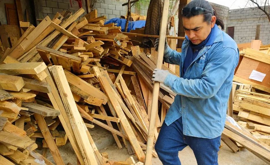 Carpintero que devolvió mochila con 70 mil pesos tiene a su papá enfermo en el hospital