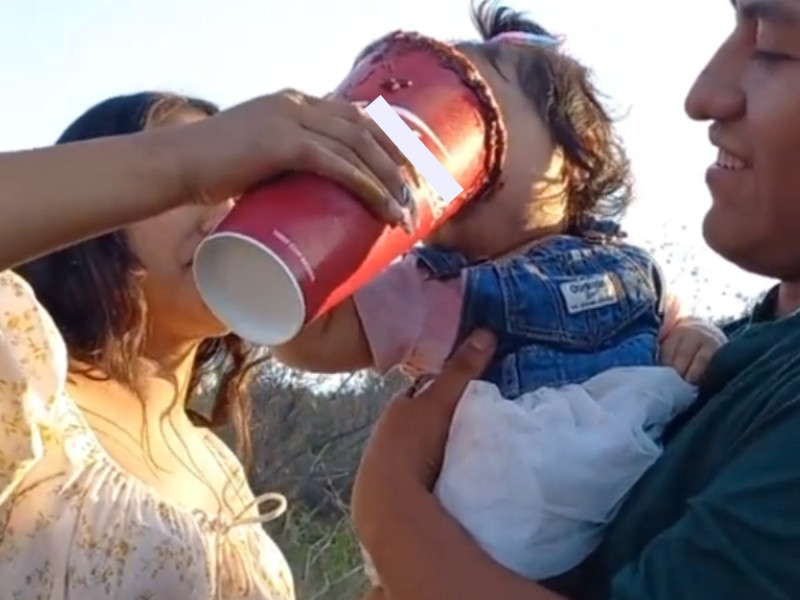 Por: Cortesía Padres dan de tomar michelada a bebé; los tunden en redes (Vídeo)