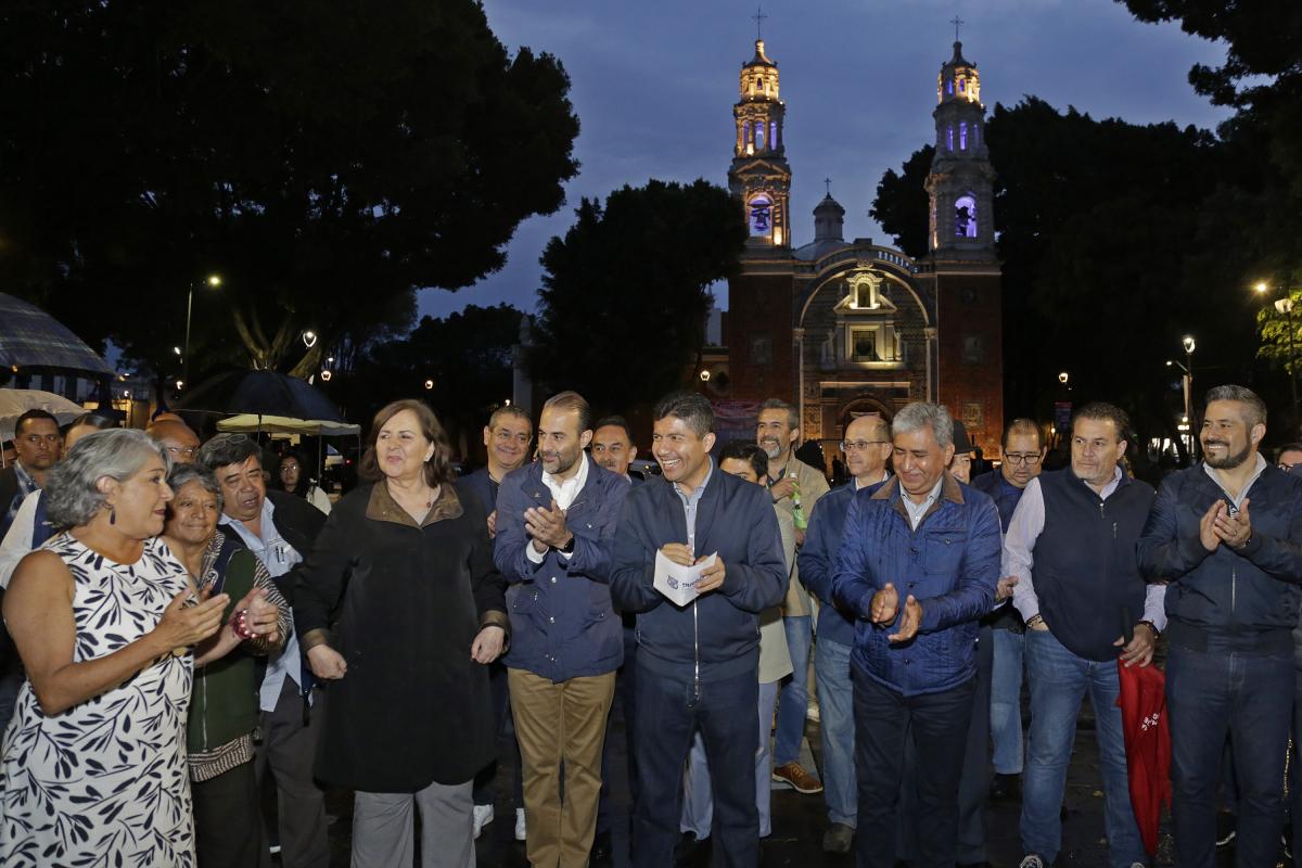 Por: Cortesía El ayuntamiento de Puebla entregó los trabajos de rehabilitación del Paseo Bravo, uno de los espacios públicos más emblemáticos de la ciudad, que se encontraba en malas condiciones. El presidente municipal Eduardo Rivera Pérez destacó la importancia de recuperar estos lugares para el disfrute de las familias poblanas y el embellecimiento de la ciudad.  Los trabajos de rehabilitación consistieron en el mantenimiento de piso, jardinería, mobiliario, sanitarios, módulo de ventas, de esculturas y la restauración de siete fuentes. También se trabajó en el mantenimiento de la banca perimetral del quiosco con talavera donada por “Talavera Uriarte”, se hizo el tratamiento fitosanitario de árboles y la plantación de nueva vegetación. Además, se hizo la sustitución a LED de 56 luminarias y la instalación de mesas en el corredor gastronómico.  Rivera Pérez comentó que el gobierno está comprometido con lograr espacios dignos, pero que también es tarea de todos cuidarlos y mantenerlos limpios. "Rescatar nuestros parques no solo es un tema de imagen, también significa rescatar nuestra ciudad, por eso ya lo hicimos en el Parque de la Laguna de Chapulco y estamos trabajando en Amalucan", mencionó.  Asimismo, anunció que habrá una gran sorpresa dentro de ocho días, cuando la ciudad cumple un año más de su fundación. Se trata de un nuevo espectáculo que se proyectará en el Centro Histórico y que contará con la presencia del gobernador del Estado, Sergio Salomón Céspedes Peregrina. "Estaremos imaginando esas fuentes y un espectáculo que se proyectará en el Centro Histórico con la presencia del gobernador del Estado", declaró.  El Paseo Bravo es uno de los sitios más visitados por los poblanos y los turistas, ya que cuenta con una gran variedad de atractivos culturales, históricos y recreativos. Con esta rehabilitación se busca mejorar la calidad de vida de los ciudadanos y ofrecer una mejor imagen urbana.