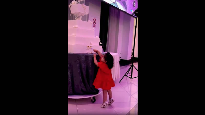 Por: Cortesía "La culpa es de los padres": Niña da "probadita" a pastel de bodas y desata críticas (Vídeo)