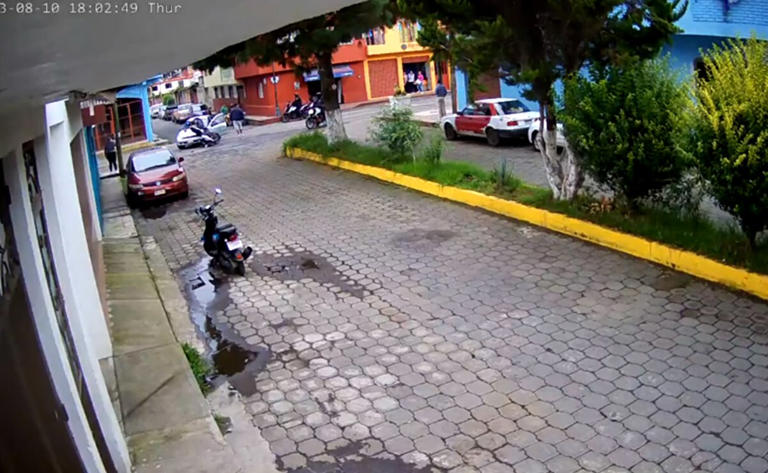 Por: Cortesía Policía sale "volando" tras chocar a exceso de velocidad contra automóvil; se reporta grave (Vídeo)