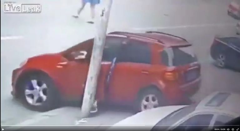 Por: Cortesía Mujer intentó detener su auto con el pie y terminó con dolorosa quebradura de tobillo (Vídeo)