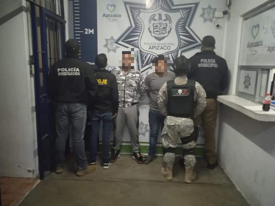 Policía Municipal de Apizaco frustra asalto a camión y asegura a dos presuntos delincuentes