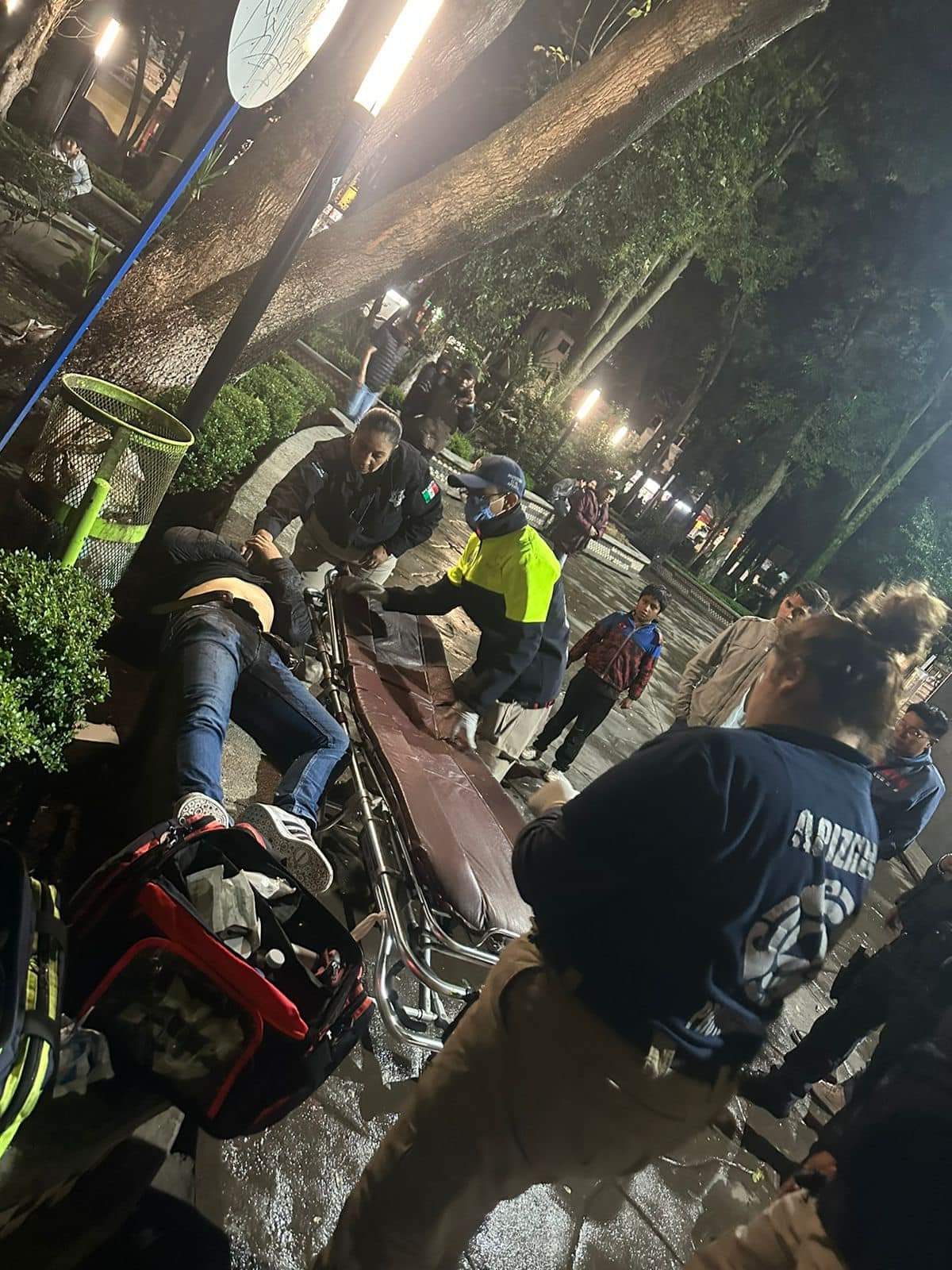 Entre la vida y la muerte se debate joven tras ser apuñalado a las afueras de un bar, en Apizaco