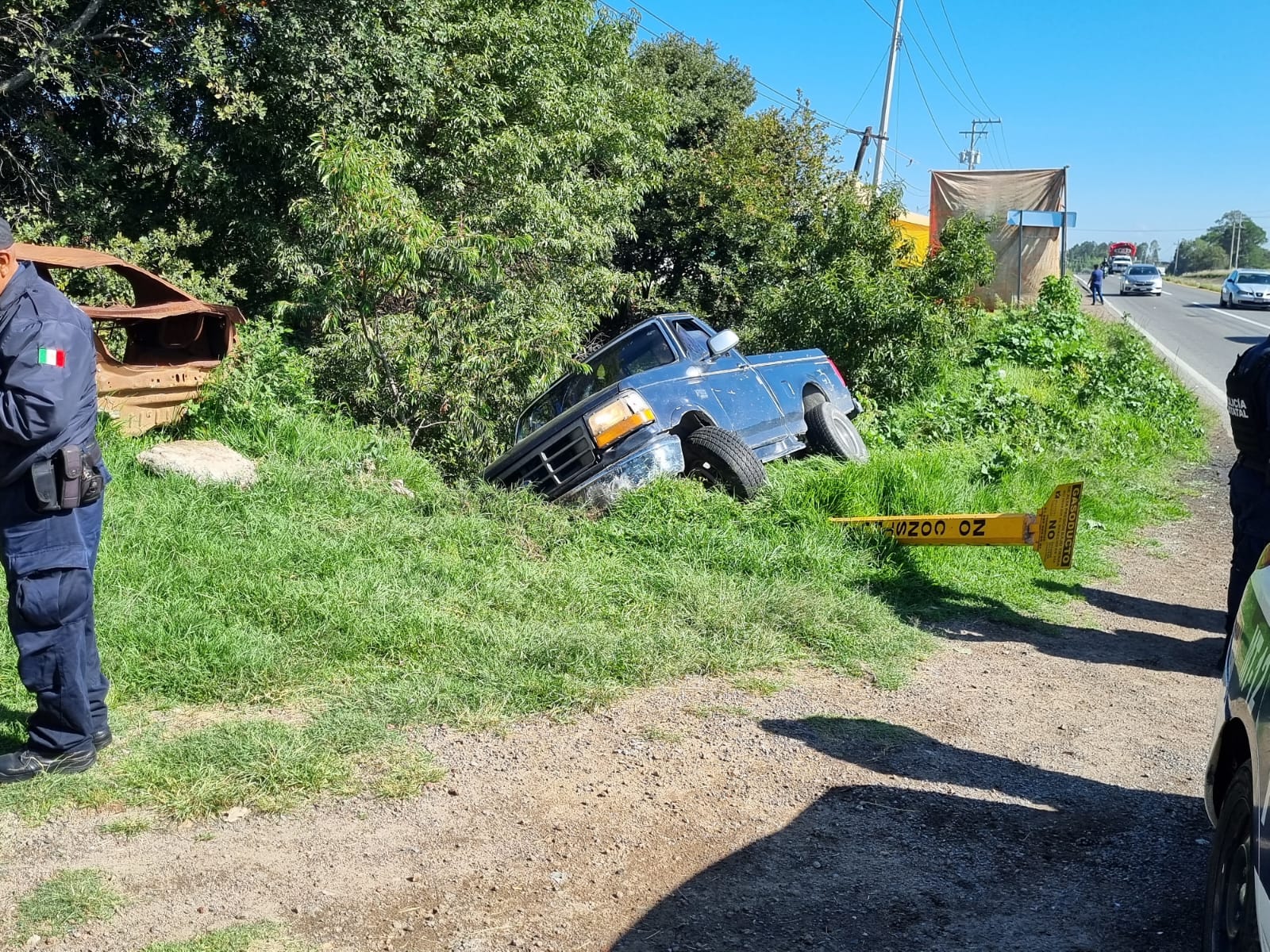 Se salvan de caer a barranco cuando su camioneta tuvo una falla mecánica