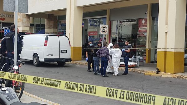 Por: Cortesía Lula Pineda Fallece hombre en Plaza Cruz del Sur por aparente infarto fulminante