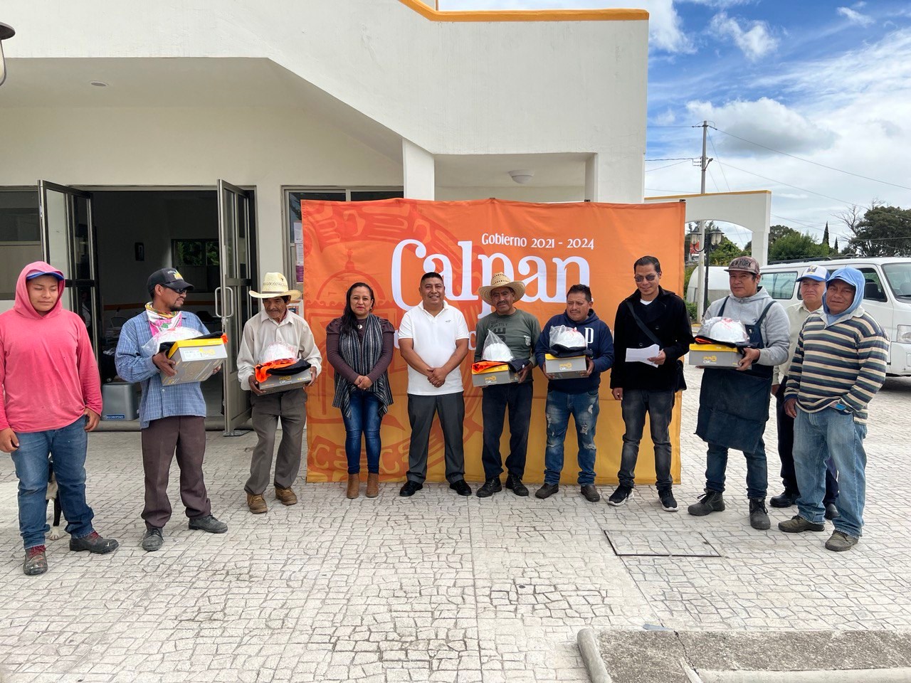 Entregan uniformes y equipo a trabajadores del gobierno calpense