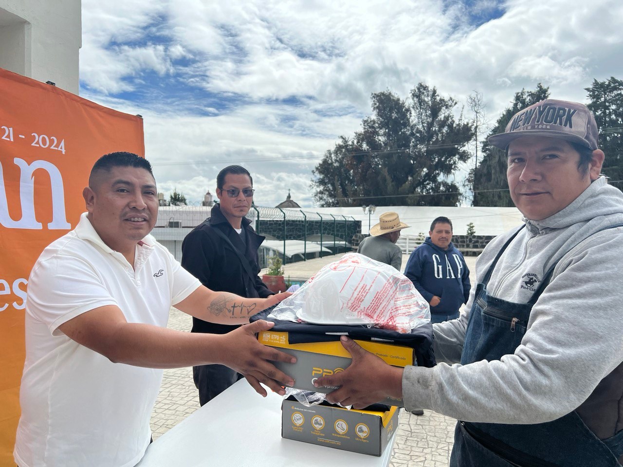 Por: Cortesía Lula Pineda Entregan uniformes y equipo a trabajadores del gobierno calpense