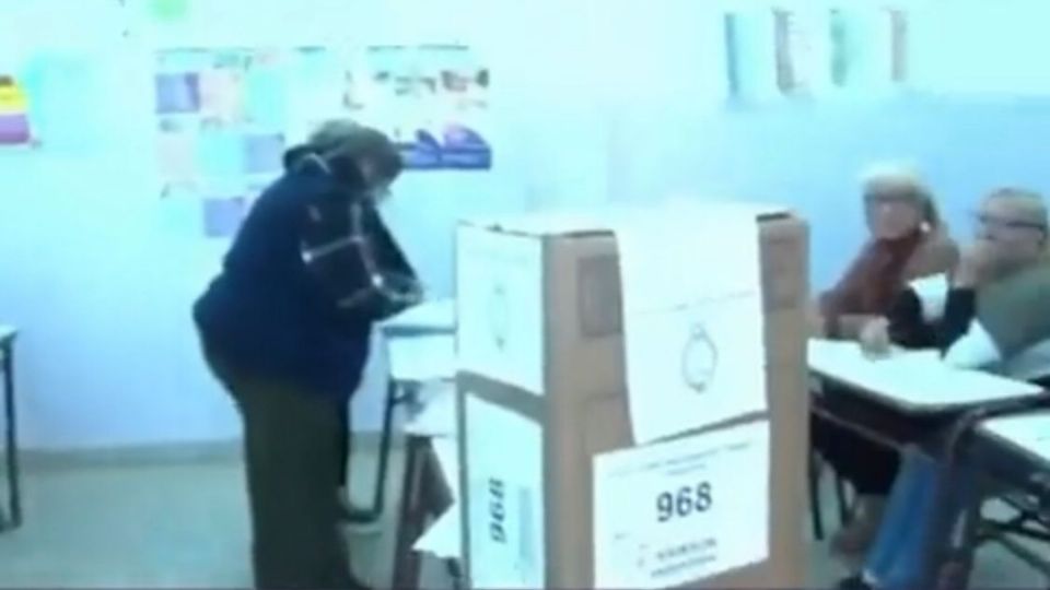 Por: Cortesía "Mujer fantasma" aterroriza desaparece mientras votaba en elecciones de Argentina (Vídeo)