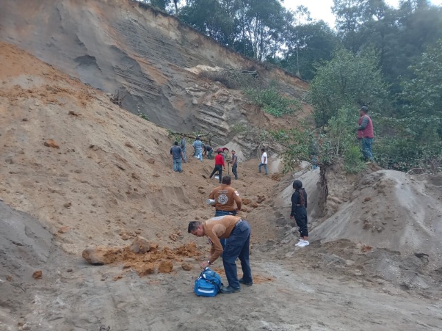 Por: Cortesía Trabajadores quedan sepultados por un alud, sólo uno ha sido rescatado