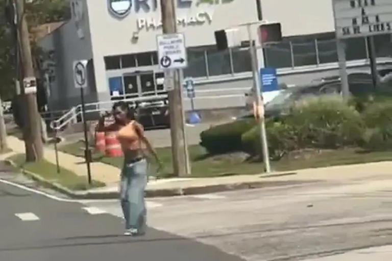 Por: Cortesía Captan momento en que policía atropella a mujer para evitar que se quite la vida (Vídeo)