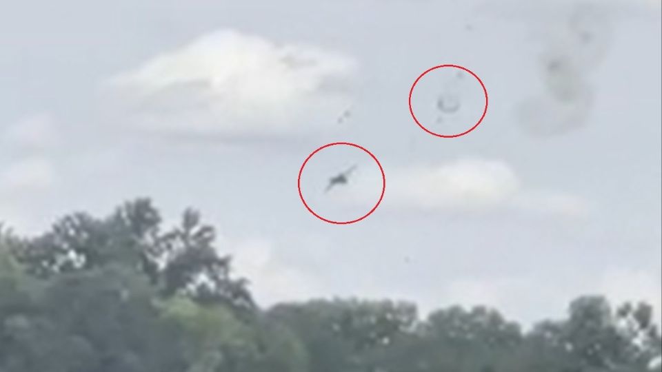 Por: Cortesía Captan momento en que dos personas saltaron de un avión que estaba a punto de estrellarse y logran salvarse (Vídeo)