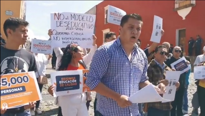 Por: Cortesía Exigen al gobierno de Puebla detener la distribución de libros de la SEP