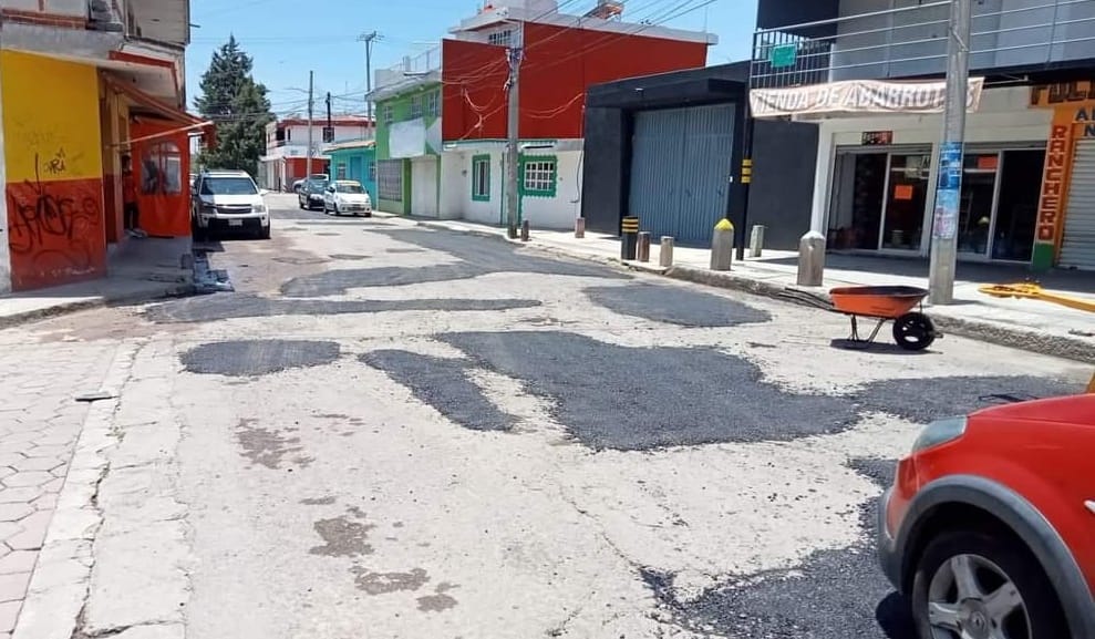 Permanente labor de bacheo aún en temporada de lluvias en Cuautlancingo: Juventino León