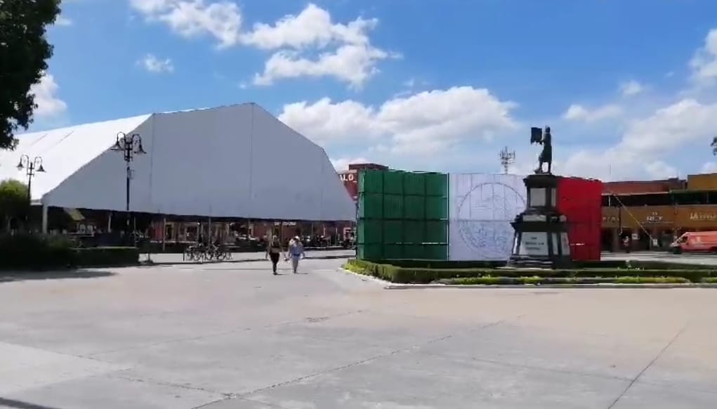 Adornos de fiestas patrias ya engalanan calles cholultecas