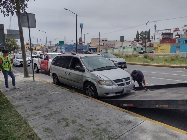 Detienen a vehículo de plataforma digital por circular sin permisos correspondientes