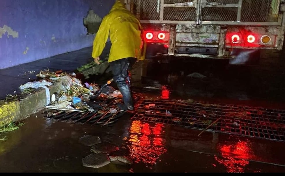 Persiste cultura de tirar desechos sólidos en calles cholultecas