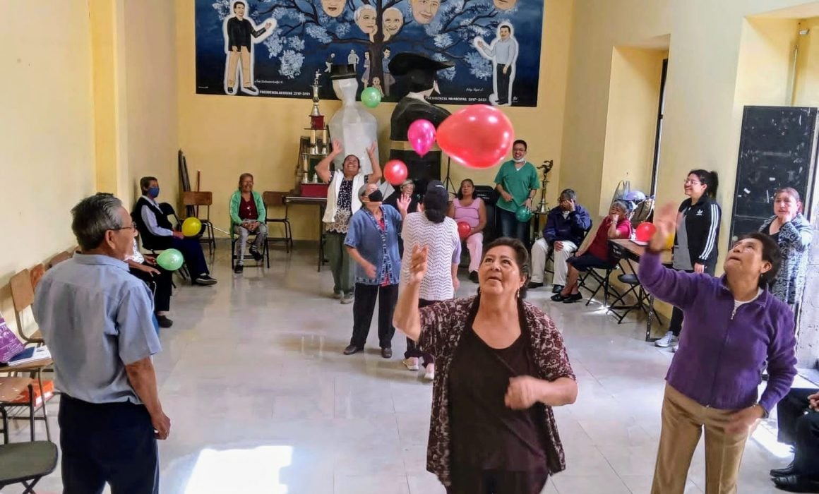 Integra Apetatitlán servicios de salud y de activación para adultos mayor