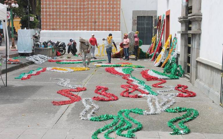 Iluminan colores patrios el Zócalo de Tlaxcala, arranca colocación de adornos