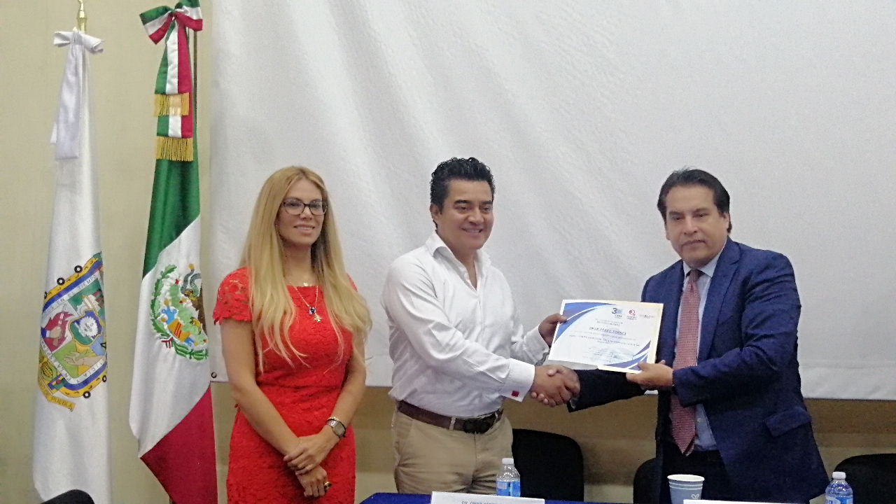 Por: Cortesía Lula Pineda Omar Pérez y Sandra Prieto obsequian 100 botones de pánico a jóvenes y señoras